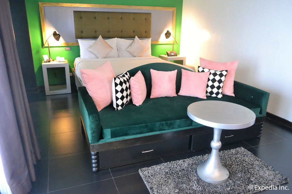 The Theodore Hotel Tagaytay City ภายนอก รูปภาพ